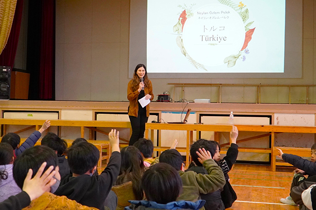 門真市との包括連携協定の一環で北巣本小学校の「国際交流体験授業」に特別講師としてトルコの留学生別科生が授業を実施