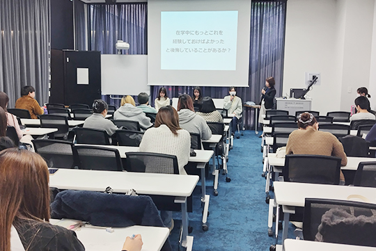 ライフデザイン学科・栄養学科1年次生「卒業生の話を聞こう！」を開催しました！