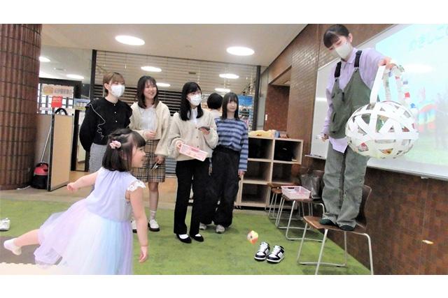 幼児保育学科 自治体連携で取り組む子育て支援活動「わくわくランド」―海外のあそびを親子で体験しよう―