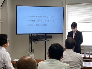 【株式会社地域みらい（石川県）でのインターンシップに参加したライフデザイン学科1年伊久留初音さんの社会報告会の様子】