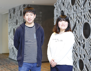 写真:グローバルビジネス学科 3年次生 川本 優太さん（左） 経済学科 2年次生 原口 采佳さん（右）