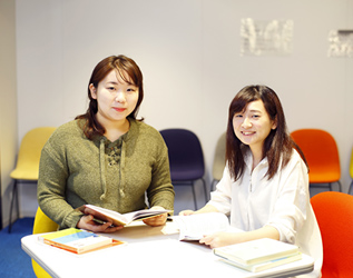 写真:国際観光学科 2年次生 笹淵 星花さん(左) 国際観光学科 2年次生 井上 彩香さん(右)
